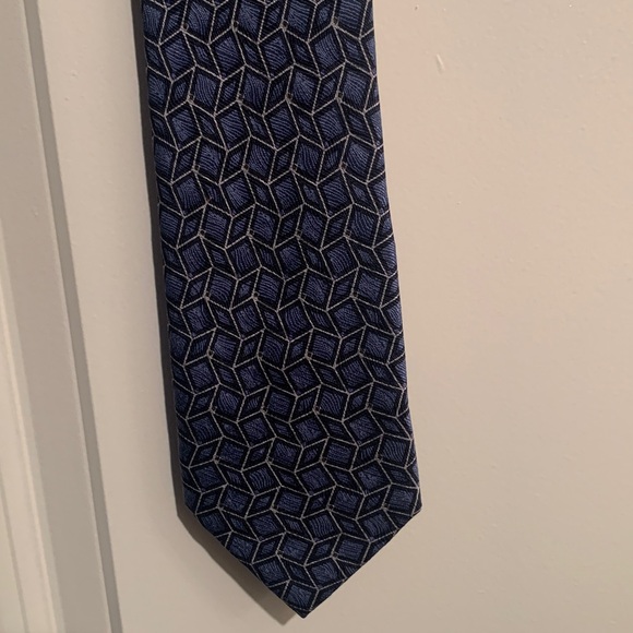 👀 Like New Men’s Handmade 100% Silk Tie w/Blue, Black & White Geometric Design - Picture 3 of 4